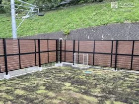 スタイリッシュな木目調の目隠しフェンス[施工後]