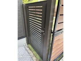 片開きですっきりと収まる主庭門扉[施工後]