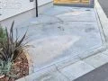 曲線のピンコロ目地がナチュラルで可愛らしい駐車スペース