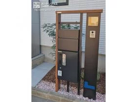 スリットで抜け感を演出する機能門柱[施工後]