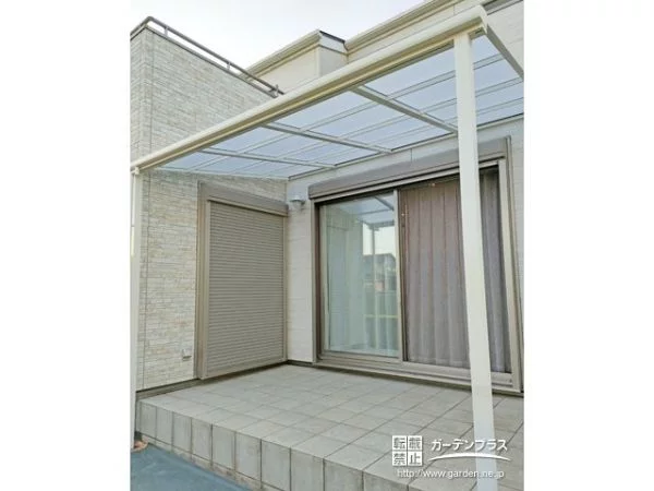 紫外線や雨をカバーするテラス屋根の設置工事