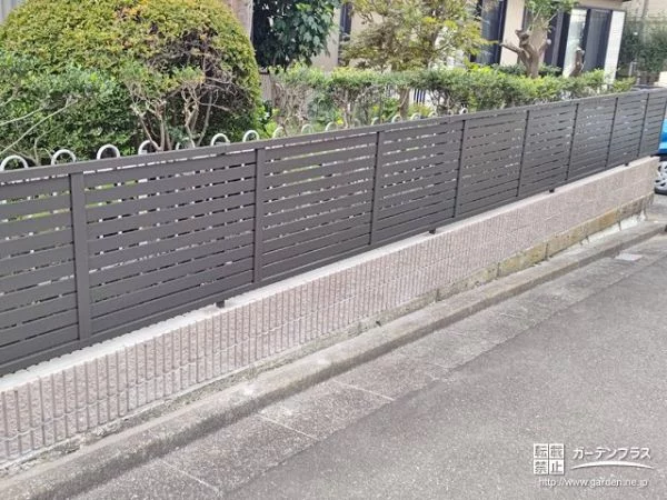 生垣の高さを生かしてすっきりと収まった目隠しフェンスの設置工事