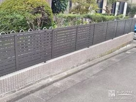 生垣の高さを生かしてすっきりと収まった目隠しフェンスの設置工事