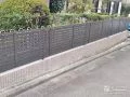 生垣の高さを生かしてすっきりと収まった目隠しフェンスの設置工事