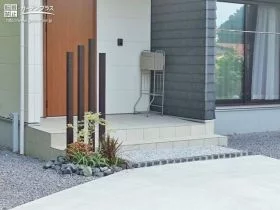 玄関前のフォーカルポイントとなる植栽スペース[施工後]