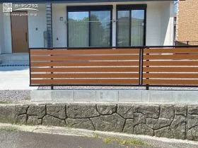 コストパフォーマンスに優れた木目調の目隠しフェンス[施工後]