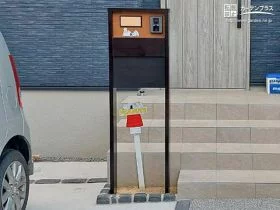 スマートに収まるシックな機能門柱[施工後]
