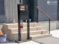 木目調の笠木が温もりのある手すり