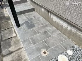 グレートーンがモダンな印象のアプローチ[施工後]