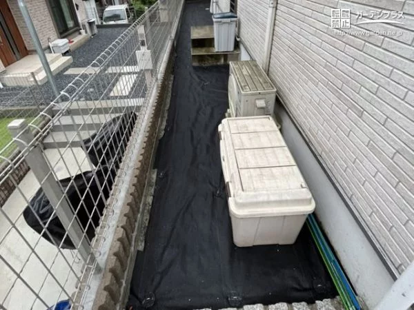 低コストで目の届きにくい犬走りの雑草対策工事