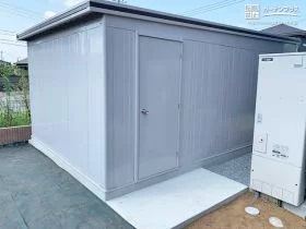 ガレージの裏口