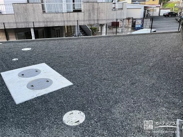 広い建物裏は雑草対策を優先