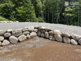 重厚感のある自然石の土留め