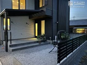 建物に馴染むブラックカラーのテラス屋根[施工後]