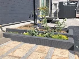 モダンなフレームが植栽を引き立てる花壇