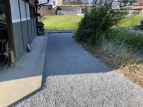 建物周りも雑草処理をし、砂利を敷設しました。