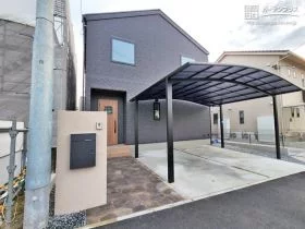 落ち着いたカラーを用いてエレガントな雰囲気を演出する新築外構