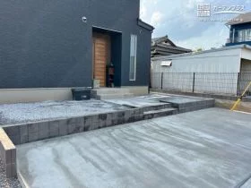 建物と駐車スペースの間に設けた土留め[施工後]
