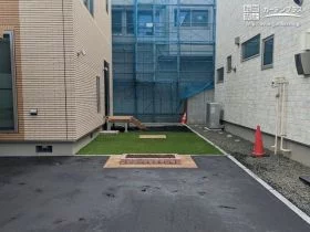 駐車スペースと主庭を仕切る花壇[施工後]