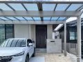 アプローチの動線上にも屋根材を延長したカーポート