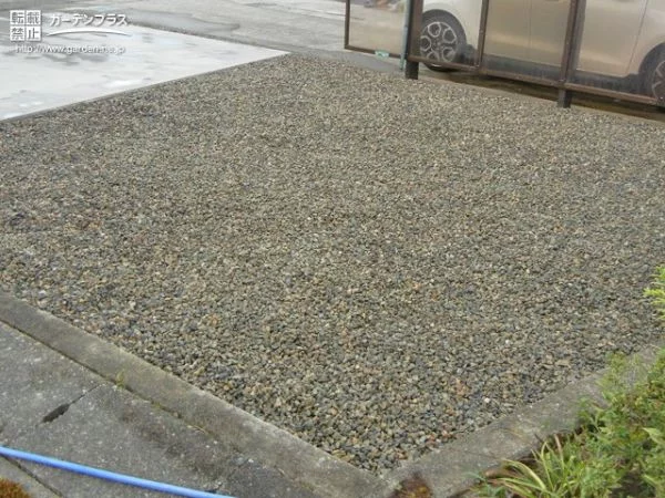 砂利を敷いた予備駐車スペース