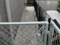 雑草対策をした犬走りと境界フェンス