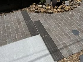 アプローチのアクセントとなるコンクリート枕木