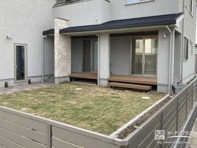 軒下で快適なウッドデッキと天然芝のお庭[施工後]