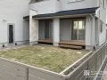 軒下で快適なウッドデッキと天然芝のお庭