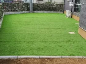 広いお庭でのびのびと遊ぶことができる人工芝の敷設工事