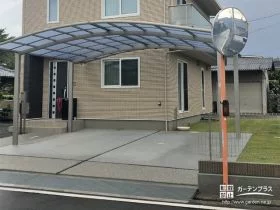 2つの仕上げ方でデザインを入れた駐車スペース[施工後]