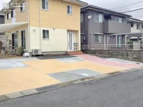 カラーコンクリートでおめかしした駐車スペースの施工
