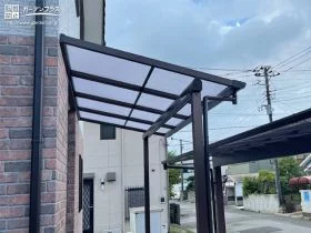 玄関から駐車スペースへの行き来がしやすいテラス屋根[施工後]