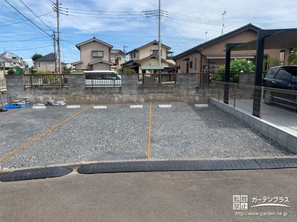 駐車場として使えるように砂利を敷設