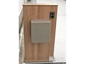 温かみのある木調カラーの機能門柱[施工後]