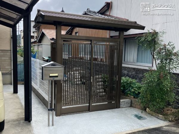 切妻屋根付きの門扉が重厚感を感じさせる和風セミクローズ外構 (No.20636) / 門柱・門まわりの施工例 | 外構工事のガーデンプラス