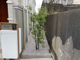 建物まわりを清潔に保つ防草シートと砂利の敷設