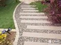 コンクリート枕木をラフに配置したおしゃれな園路