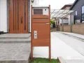玄関ドアとリンクする木目調の機能門柱