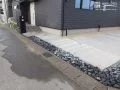 法面の接道部分に割栗石を敷設