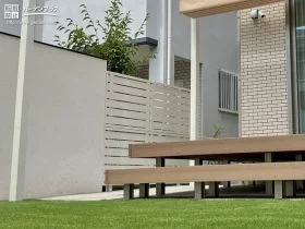 部分的な目隠しをする独立施工のフェンス[施工後]