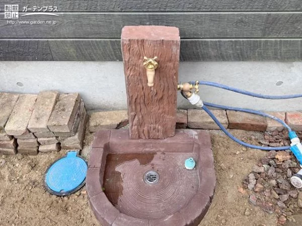 お庭に溶け込む木目調の立水栓