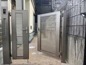清潔感のある金属色の門扉と機能門柱
