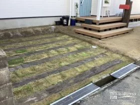 コンクリート製枕木を使った天然芝の駐車スペース