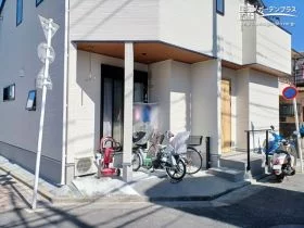 玄関横のテラスまわりを駐輪スペースに[施工後]