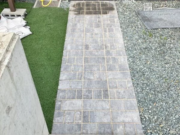 石畳調のコンクリートブロックを使ったアプローチ