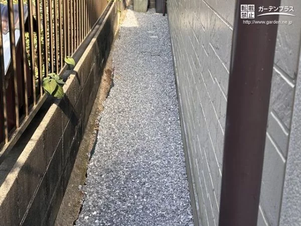 雑草対策で景観を整えた犬走り