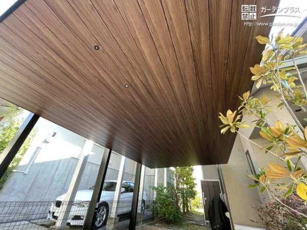 建物に馴染む木目調の天井材を使用したカーポート