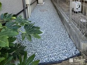 犬走りは防草シートと砂利で雑草対策をしました