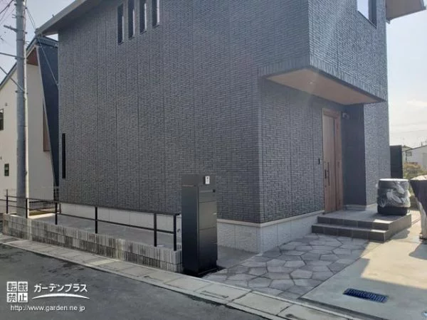 スタイリッシュな機能門柱に合わせたモダンな新築外構